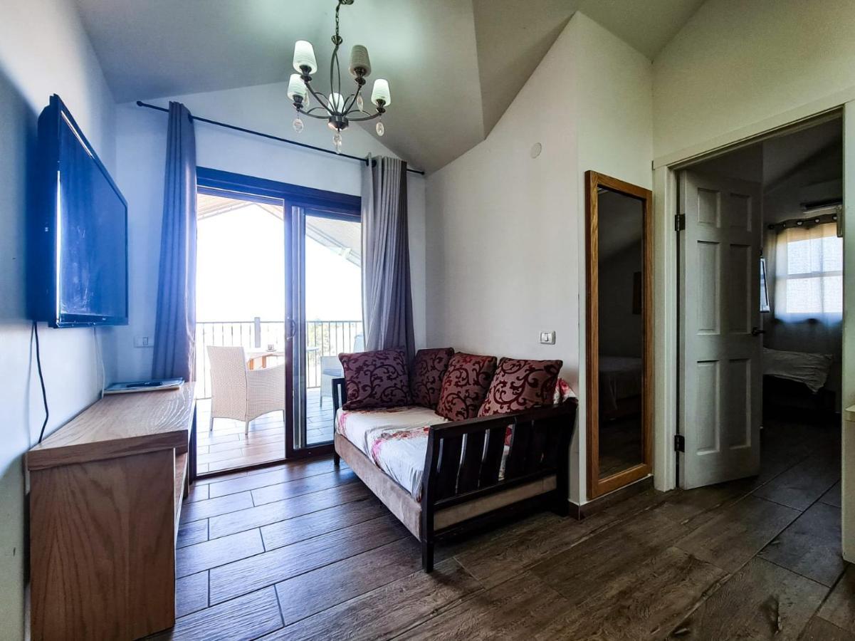 קדמת צבי Villa Luaran gambar