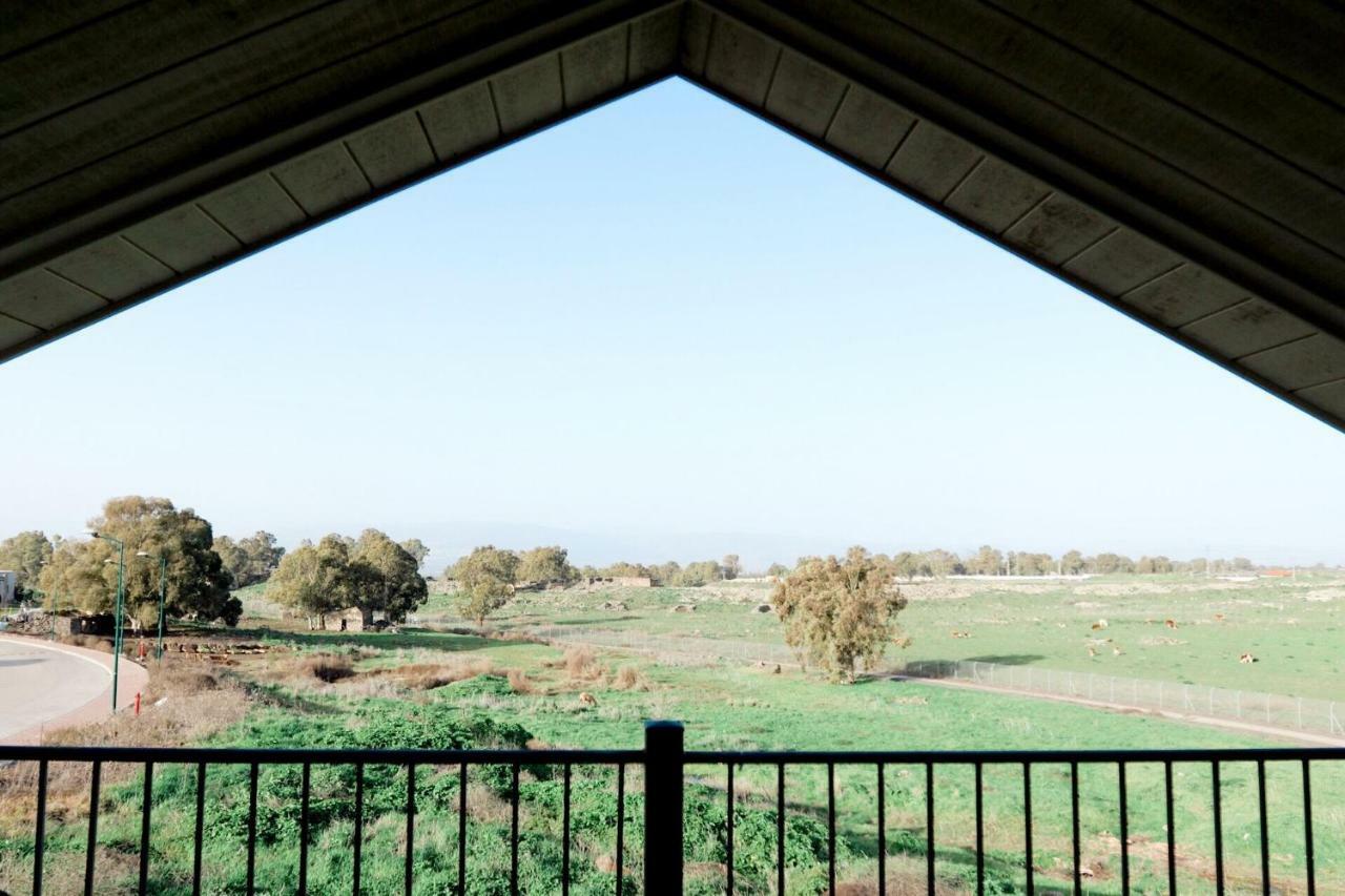קדמת צבי Villa Luaran gambar
