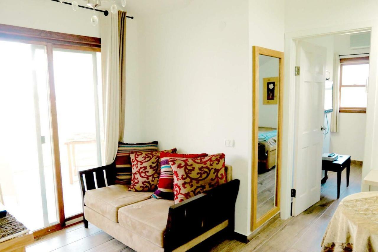 קדמת צבי Villa Luaran gambar